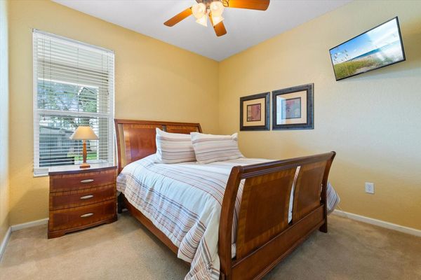 Queen Bedroom 2 Downstairs
32" Smart TV