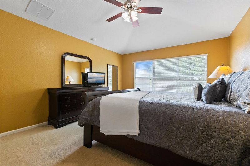 Master King Bedroom 1 (Angle)
26" TV