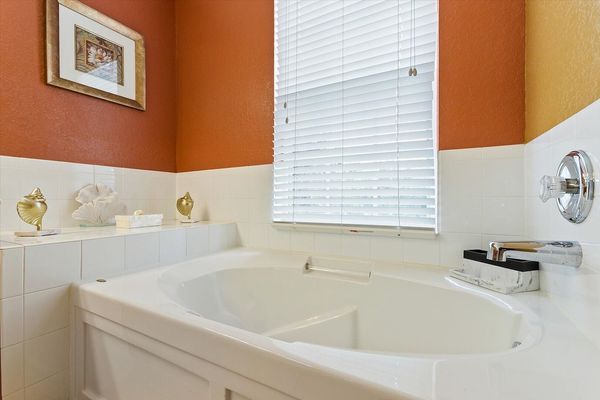 Master King Bathroom 1(Angle 2)
Tub