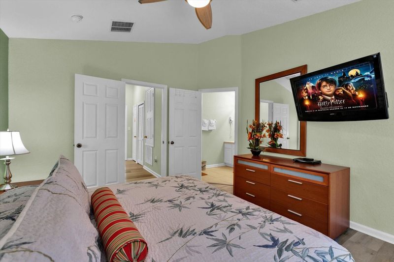 Master King Bedroom 1 (Angle)
40" TV