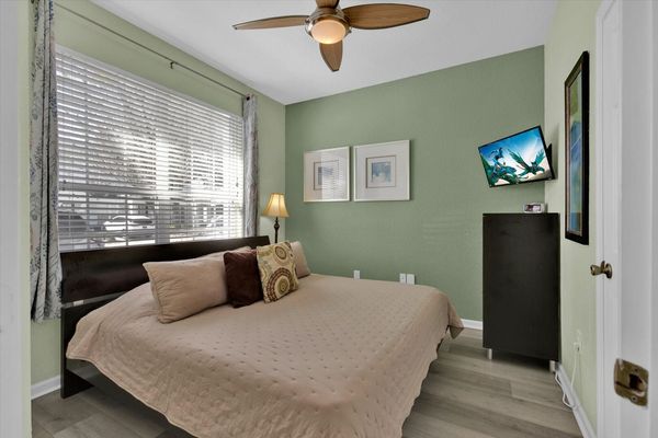 King Bedroom 3 Downstairs
Shared Bathroom
32" Roku TV