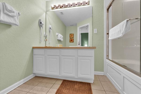 Master King Bathroom 1 Upstairs
Tub/Shower Combo