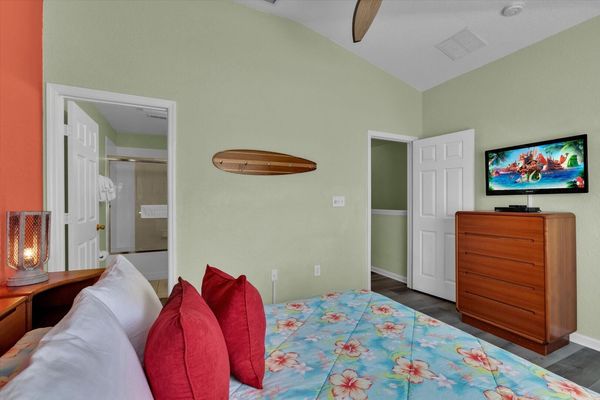 Queen Suite Bedroom 2 (Angle)
32 TV