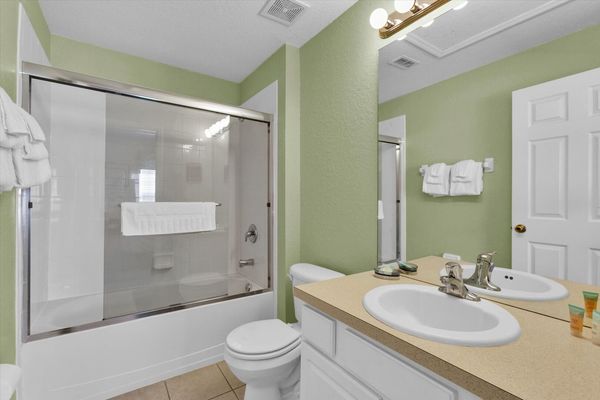 Queen Suite Bathroom 2 Upstairs
Tub/shower Combo