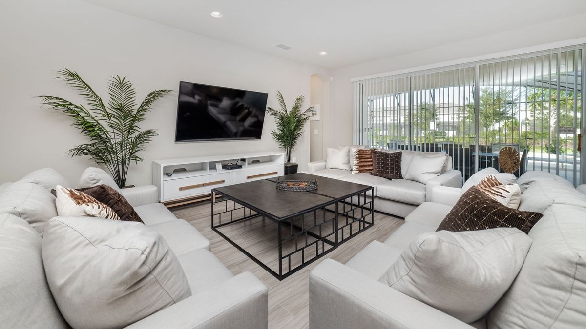 Living Room (Angle) 
75" Smart TV