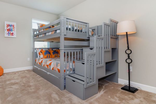 Robots 
Double/Double + Double Trundle Bunk Bedroom Upstairs 8
32" TV