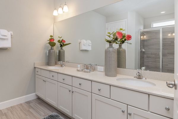 Master Bathroom 1 Downstairs
Shower
