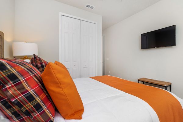 Queen Bedroom 3 (Angle)
40" TV