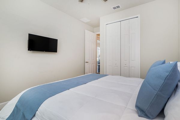 Queen Bedroom 4 (Angle)
32" TV