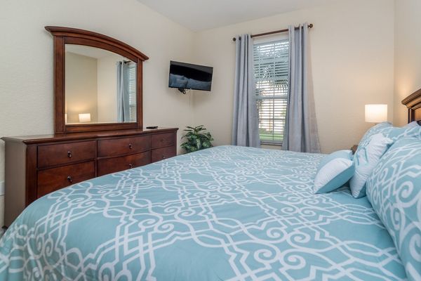 Master King Bedroom 1 (Angle)
32" TV