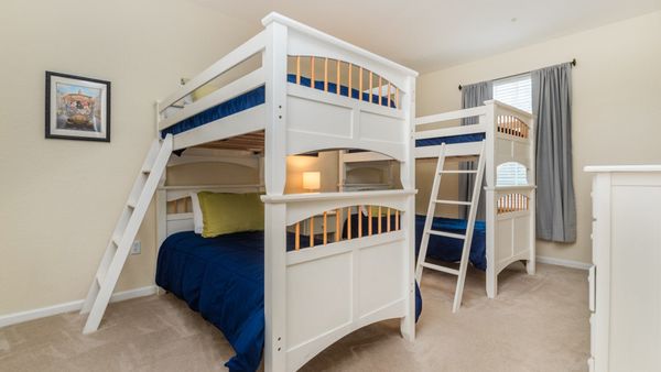 Two Twin/Twin Bunkbeds Bedroom 2
Shred Bathroom
Tub/Shower Combo