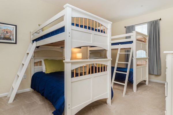 Two Twin/Twin Bunkbeds Bedroom 2
Shred Bathroom
Tub/Shower Combo