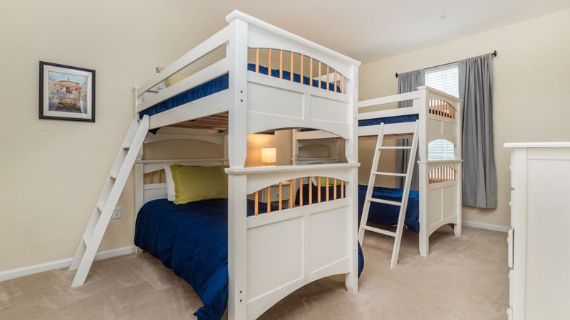 Two Twin/Twin Bunkbeds Bedroom 2
Shred Bathroom
Tub/Shower Combo
