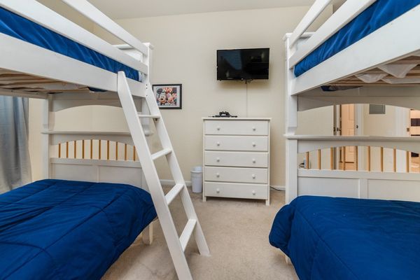 Two Twin/Twin Bunkbeds
Bedroom 2 (Angle)
32" TV
