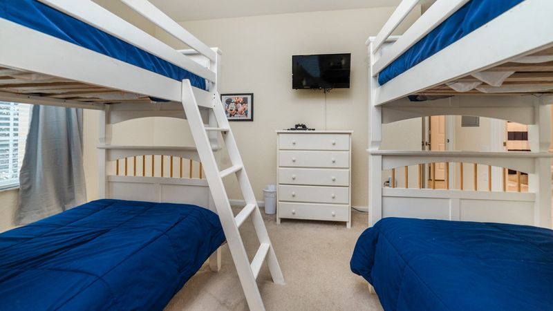 Two Twin/Twin Bunkbeds
Bedroom 2 (Angle)
32" TV