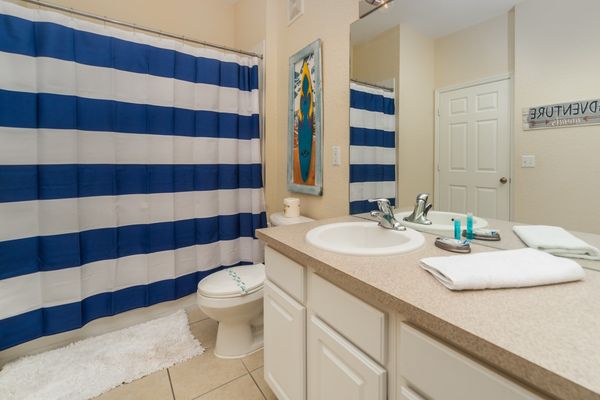 Hall Bathroom 2
Tub/Shower Combo