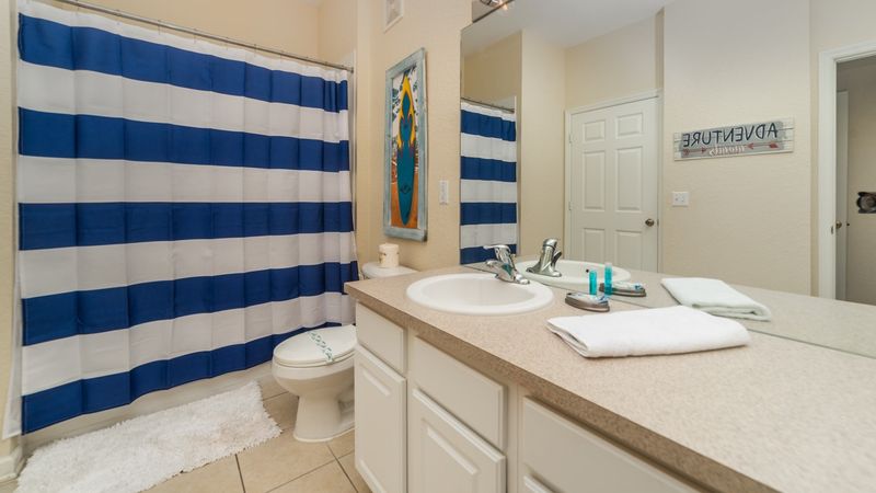 Hall Bathroom 2
Tub/Shower Combo