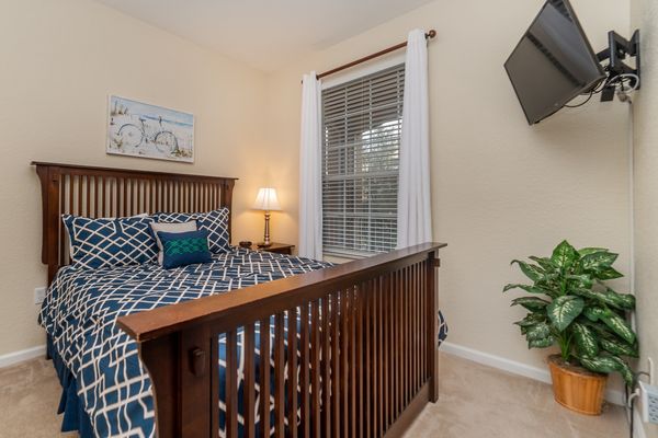 Queen Bedroom 3 (Angle)
32" TV