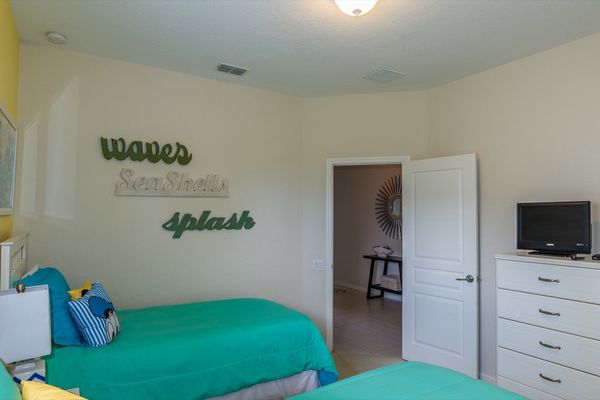 Two Twins Suite Bedroom 2 (Angle)
26" TV