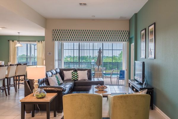 Living/Dining Room
43" Smart TV