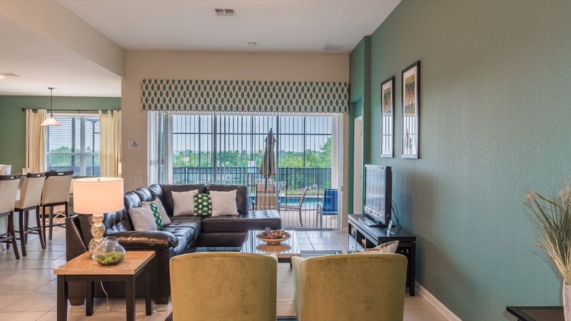 Living/Dining Room
43" Smart TV