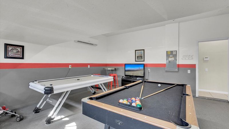 Game Room
Pool Table Air Hockey
43" TV Xbox 360