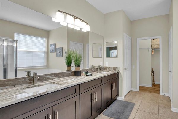 Master King Bathroom 1 Downstairs
Tub and Shower