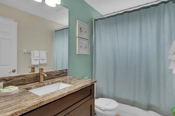 Hall Bathroom Upstairs
Tub/Shower Combo