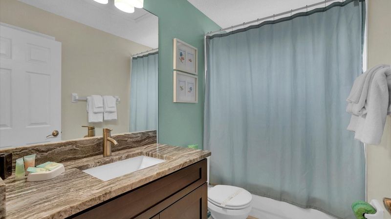 Hall Bathroom Upstairs
Tub/Shower Combo