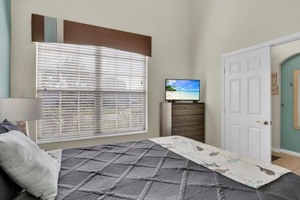 Queen Bedroom 5 (Angle)