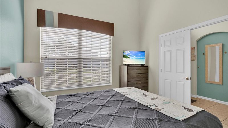Queen Bedroom 5 (Angle)