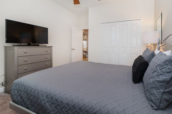 Queen Bedroom 3 (Angle)
40" Smart TV