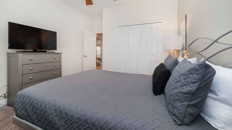 Queen Bedroom 3 (Angle)
40" Smart TV