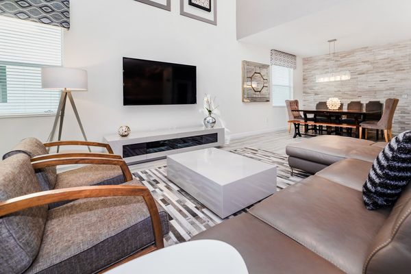 Living Room (Angle)
70" Smart TV