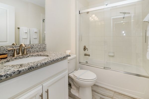 Hall Bathroom 4 Upstairs
Tub/Shower Combo