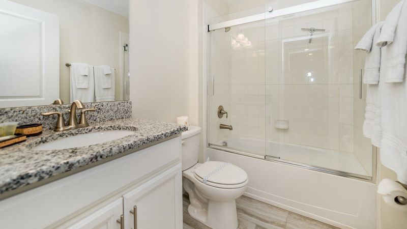 Hall Bathroom 4 Upstairs
Tub/Shower Combo