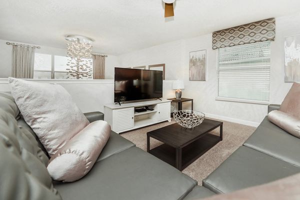 Loft (Angle)
55" Smart TV