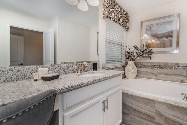 Master King Bathroom 2 Upstairs
Tub & Shower