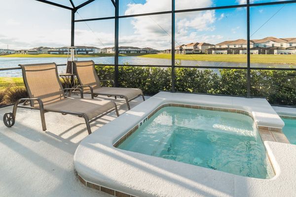 Spa
Pool Faces Northwest