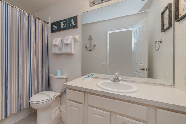 Hall Bathroom 5 Upstairs
Tub/Shower Combo