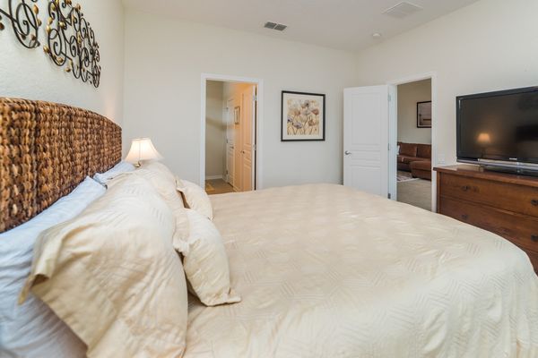 Master King Bedroom 2
46" TV