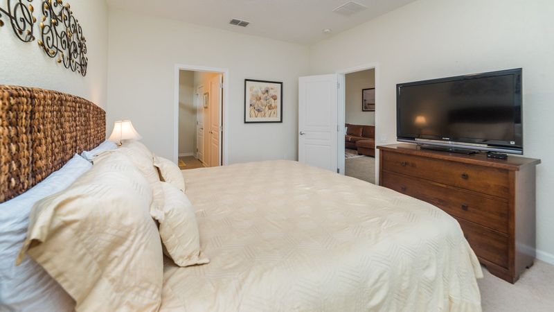Master King Bedroom 2
46" TV