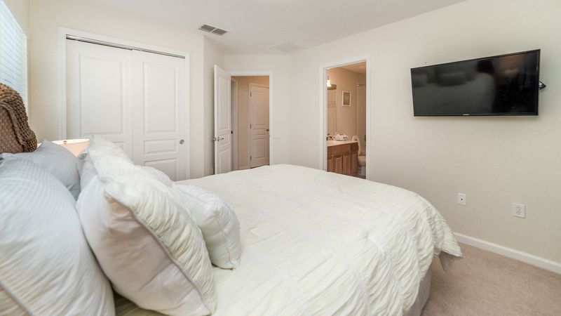 Queen Suite Bedroom 5
40" TV