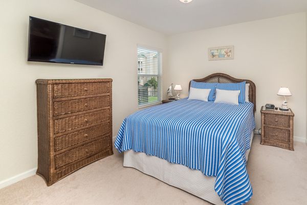 Queen Suite Bedroom 4 
40" TV