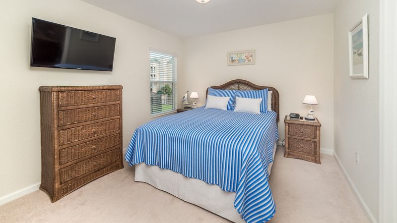 Queen Suite Bedroom 4 
40" TV