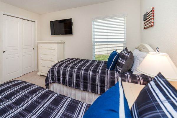 Two Twins Suite Bedroom 3
40" TV