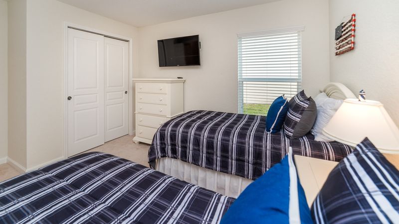 Two Twins Suite Bedroom 3
40" TV