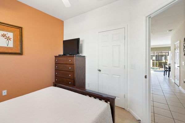 Queen Bedroom 3 / Hallway