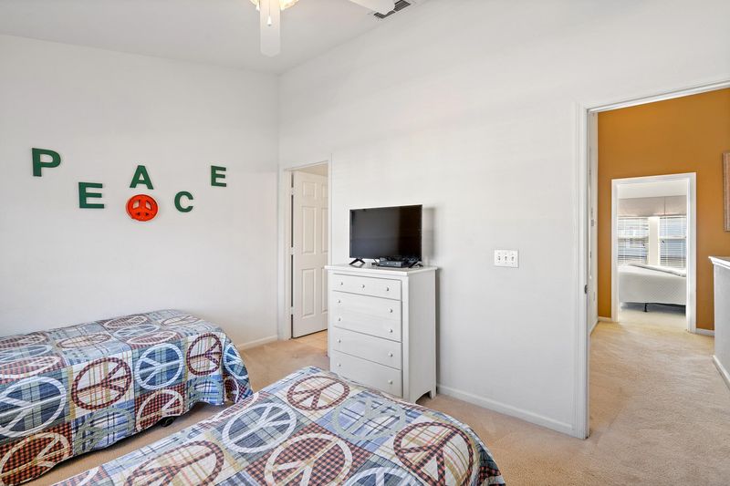 Two Twins Suite Bedroom 2 32" Smart TV