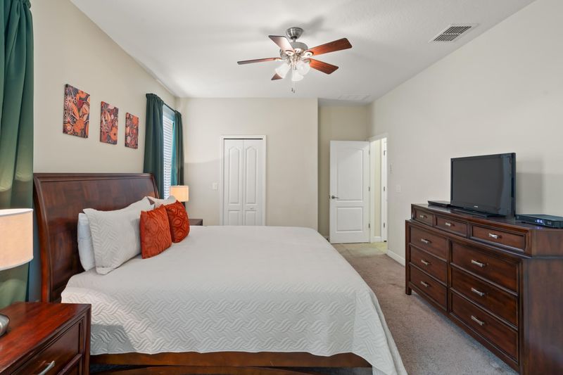 King Bedroom 2 Downstairs
Shared Bathroom
32" TV